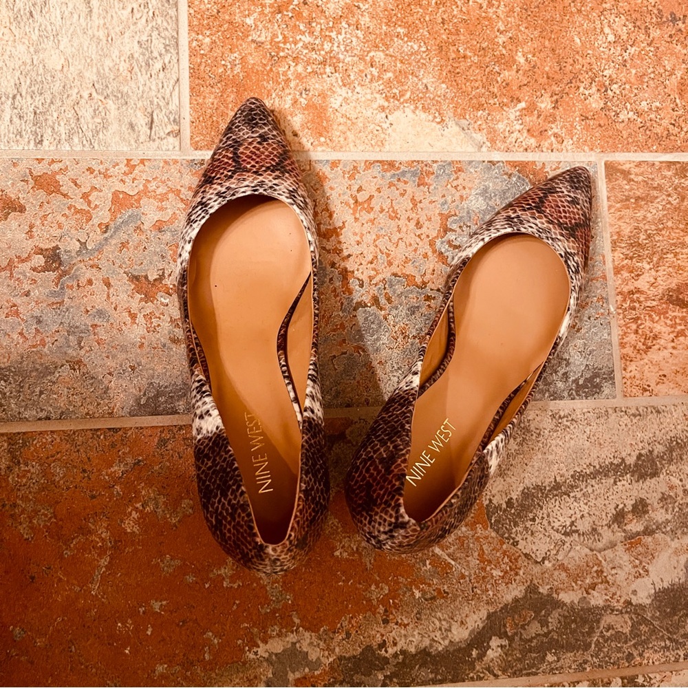 Nwob! Stunning Nine West Python Print Pumps! - image 4